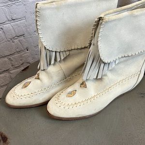 VINTAGE Winter White Suede Fringe Moccasins, Size 9 but fits more like an 8